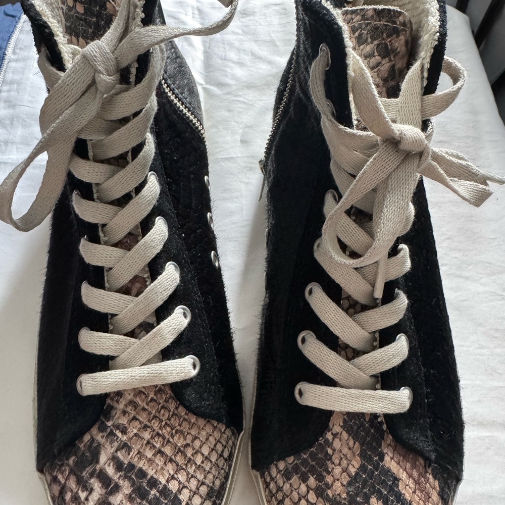 Chic leather Snakeskin Lace-Up Sneakers NEW